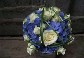 Hortensienkugel gearbeitet mit weißen Rosen
